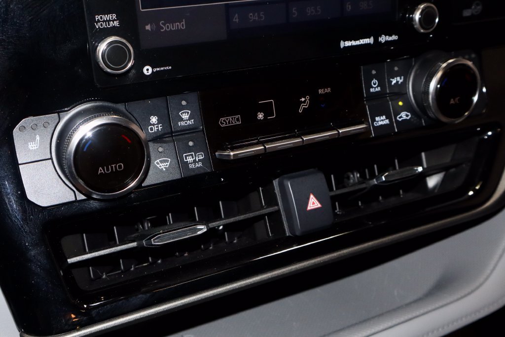 Used 2022 Toyota Highlander XLE AWD/4WD image 34