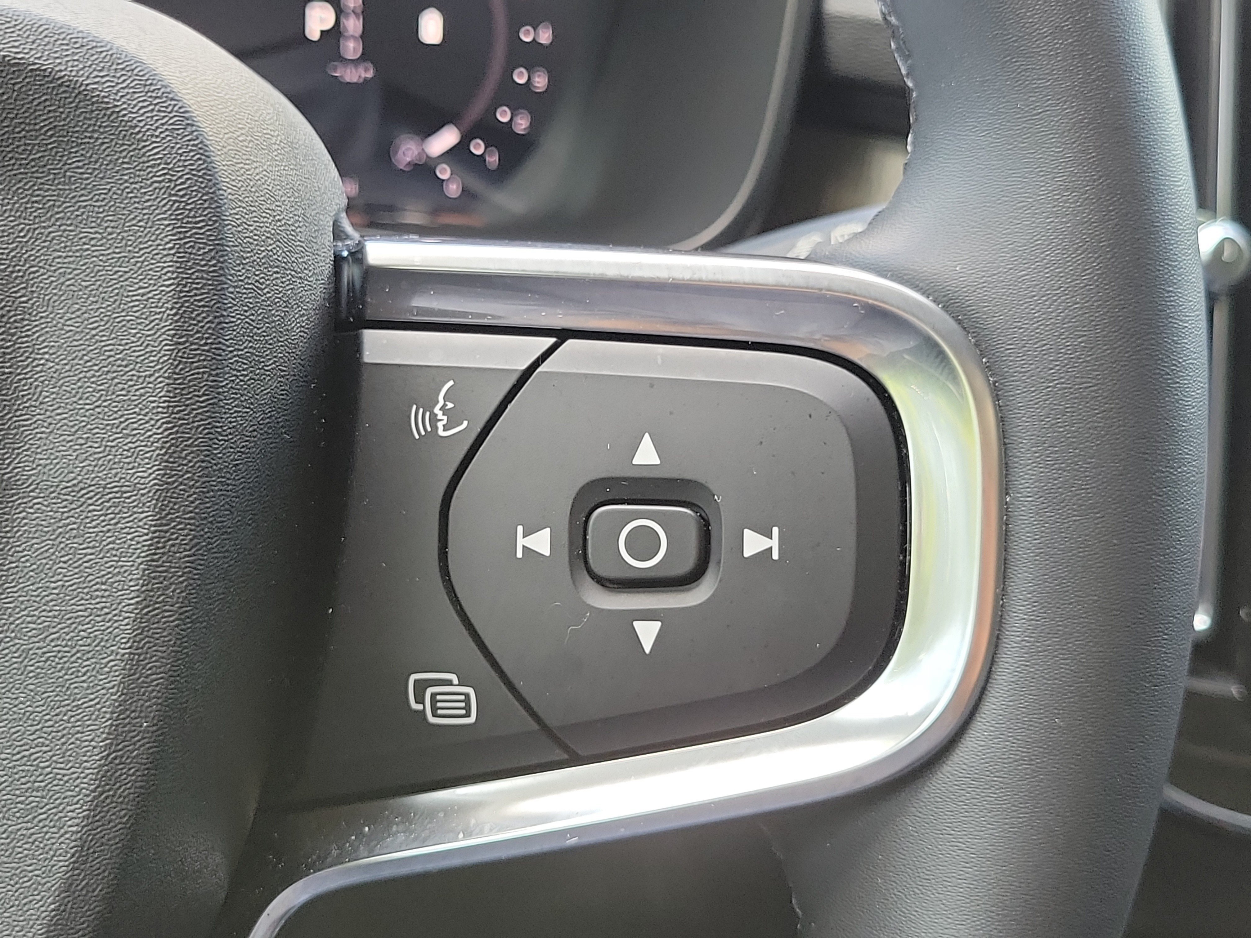 Used 2023 Volvo XC40 B5 Plus w/ Driver Assist Package AWD/4WD image 25