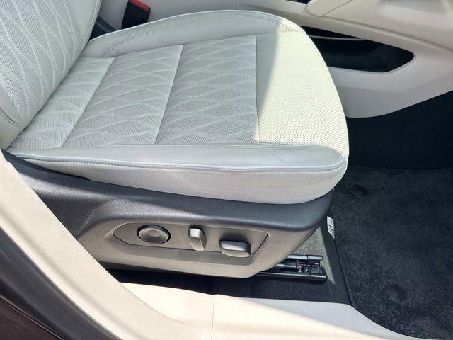 Used 2021 Buick Envision Avenir w/ Technology Package II FWD image 16