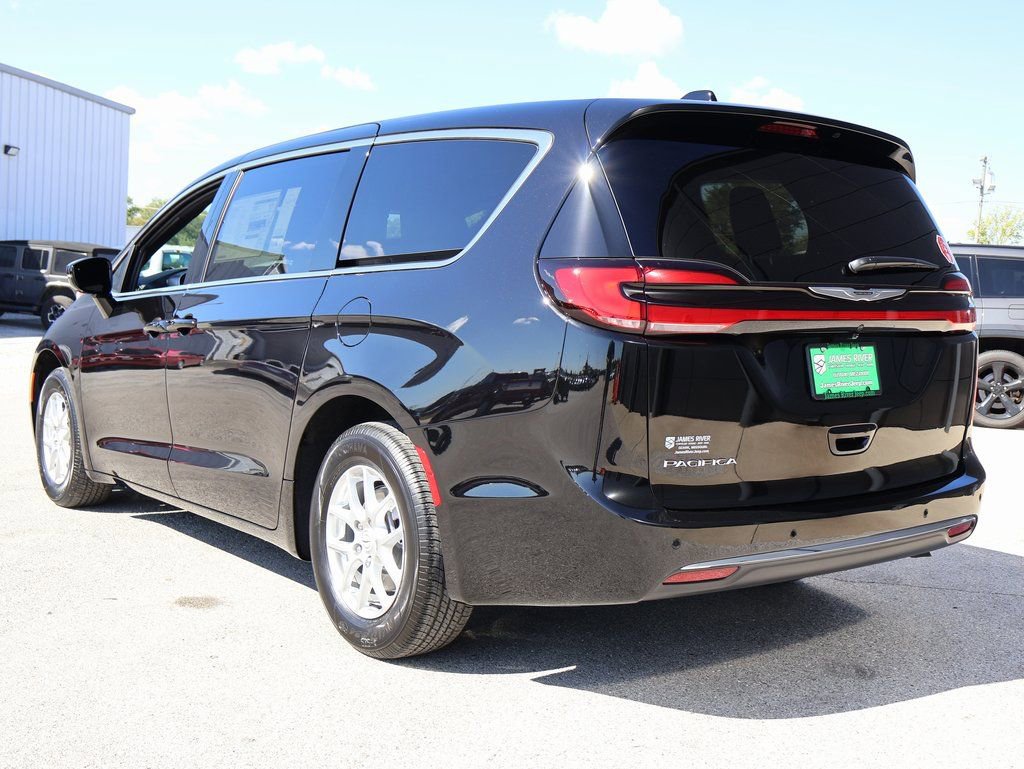 New 2026 Chrysler Pacifica Select image 3