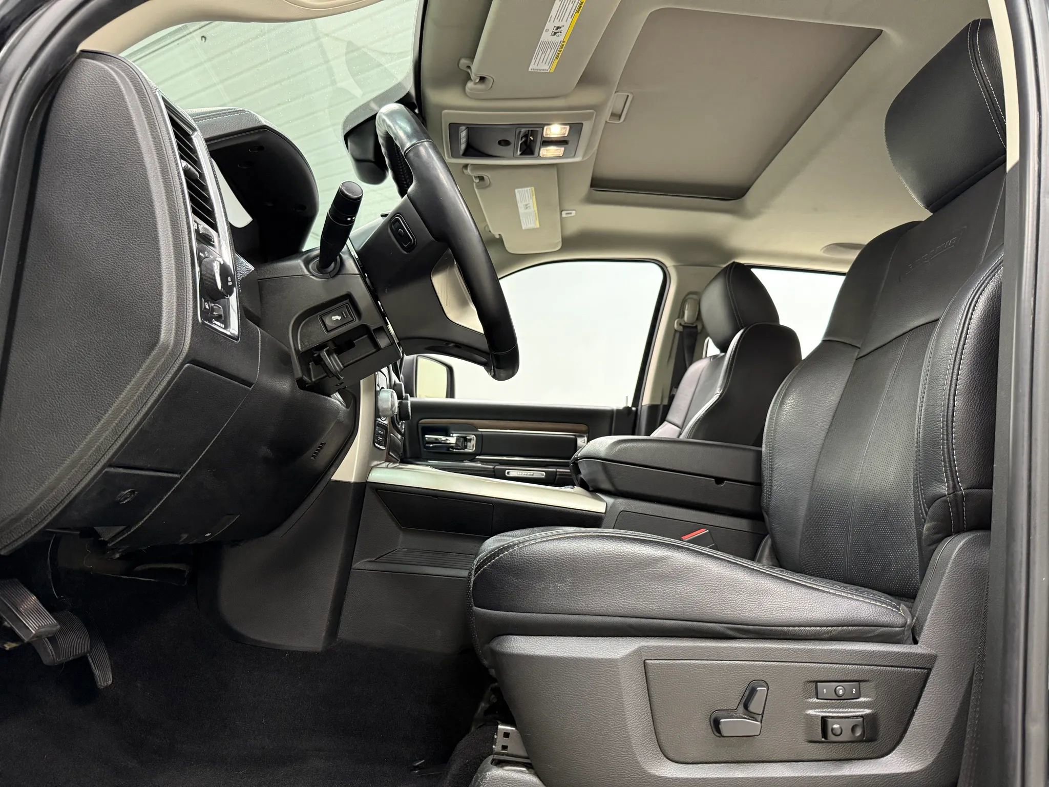 Used 2018 RAM 1500 Laramie w/ Convenience Group AWD/4WD image 15