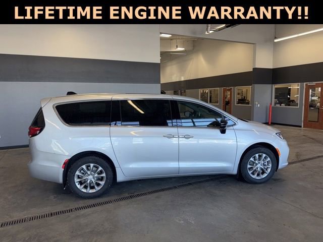 New 2026 Chrysler Pacifica Limited w/ Trailer Tow Group AWD/4WD image 11