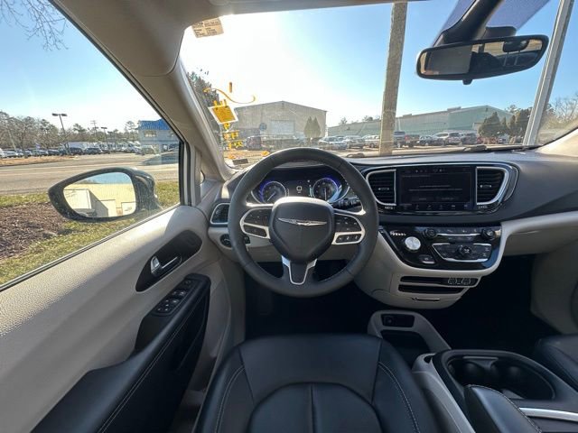 Used 2024 Chrysler Pacifica Touring-L image 16