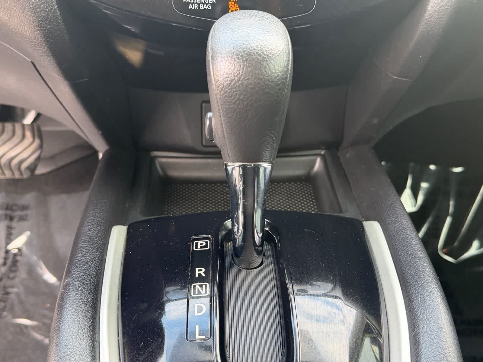 Used 2014 Nissan Rogue SV FWD image 25