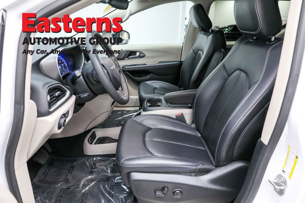 Used 2024 Chrysler Pacifica Touring-L image 14