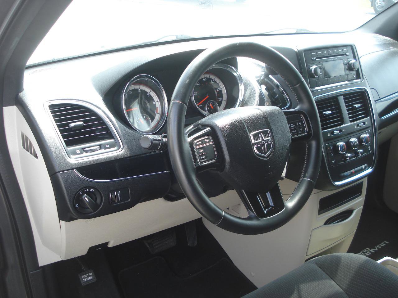 Used 2016 Dodge Grand Caravan SE image 17