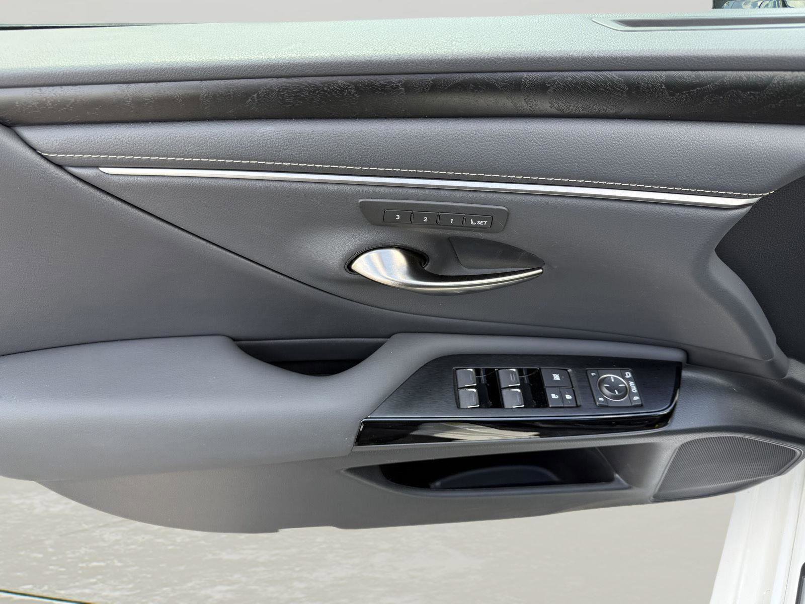 Certified 2024 Lexus ES 300h w/ Premium Package FWD image 9