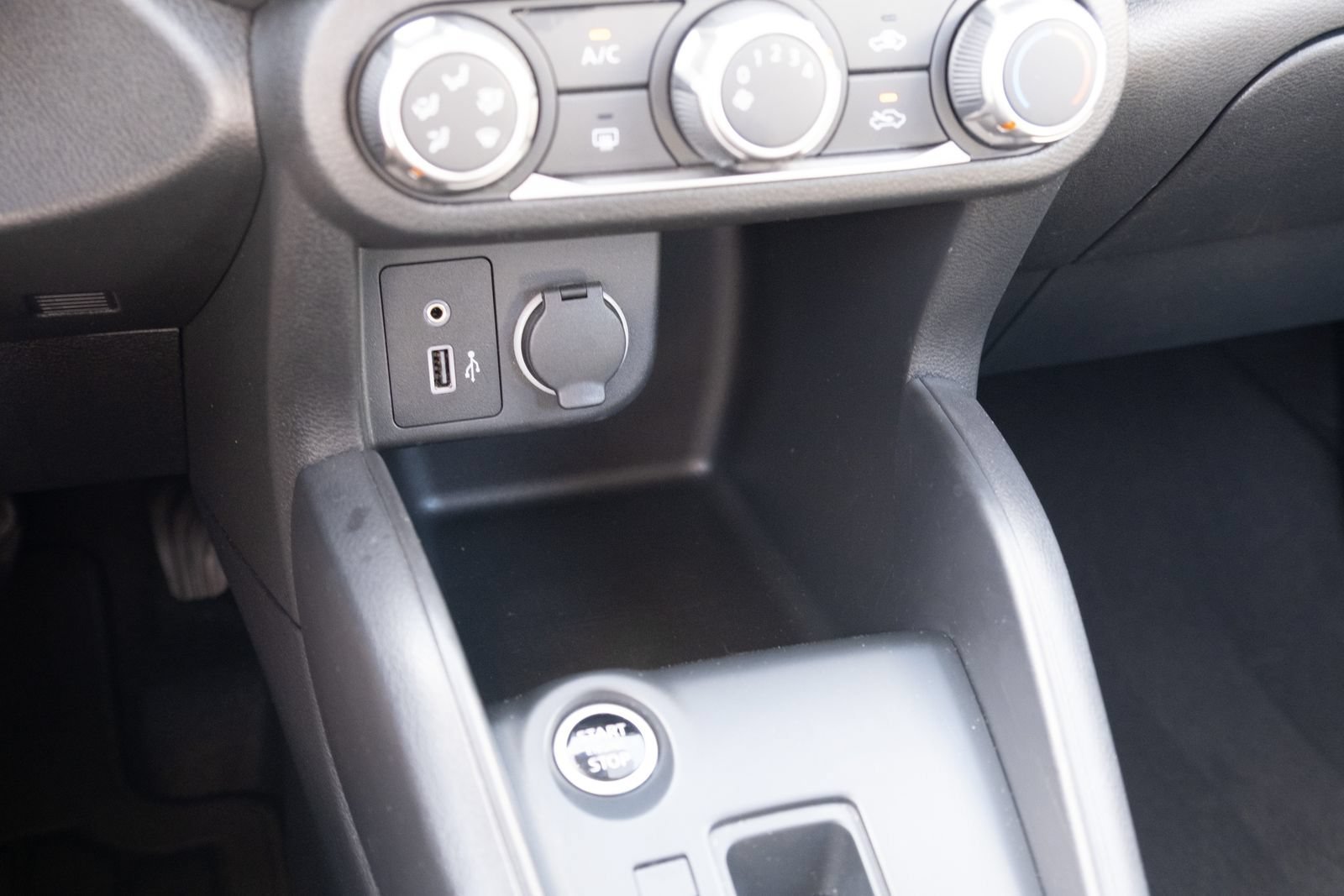 Used 2023 Nissan Kicks S FWD image 5