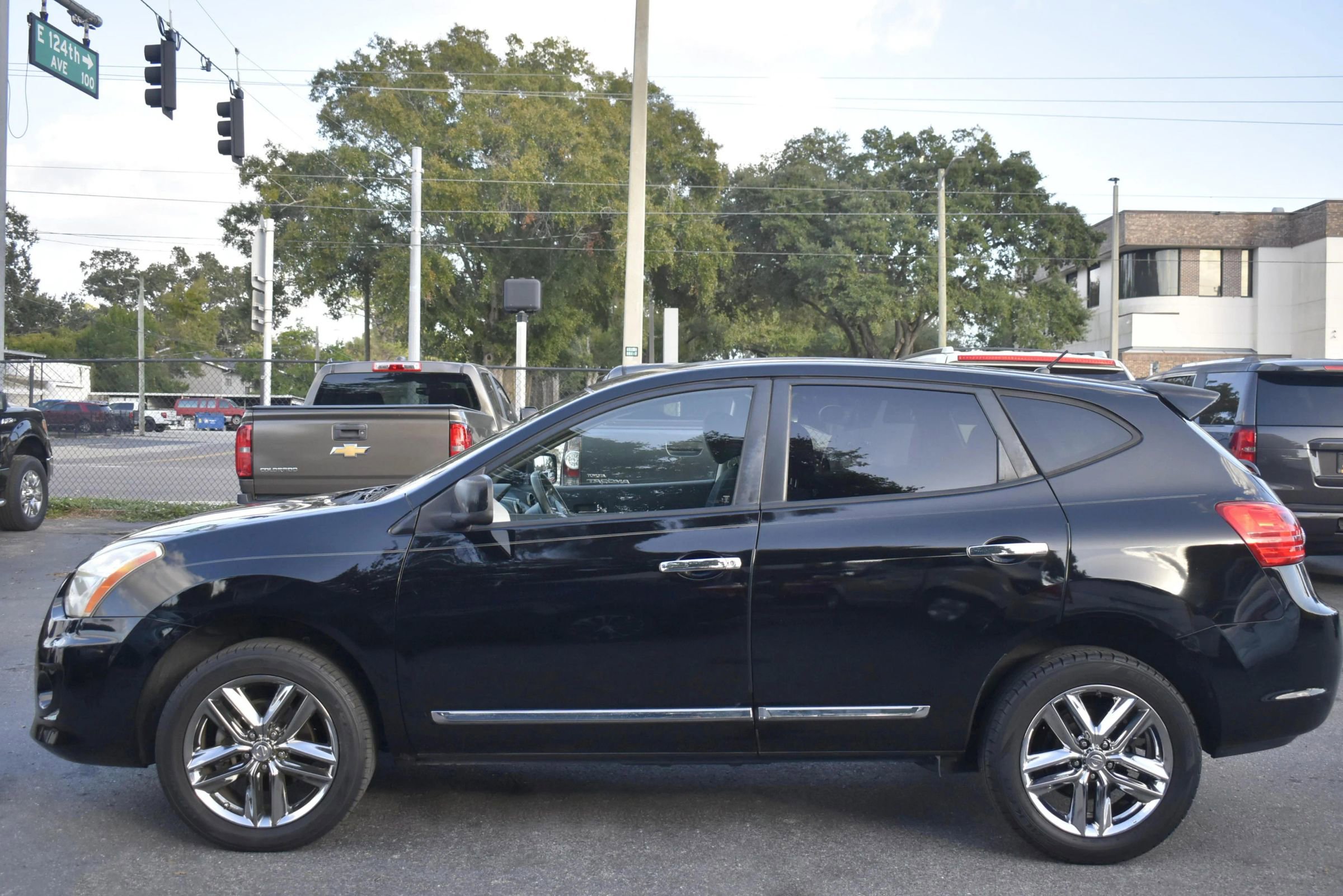 Used 2011 Nissan Rogue S Krom Edition image 4