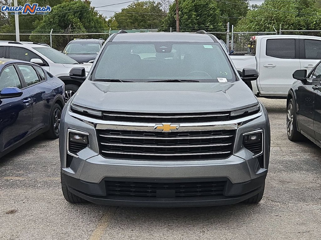 Used 2025 Chevrolet Traverse LT FWD image 2