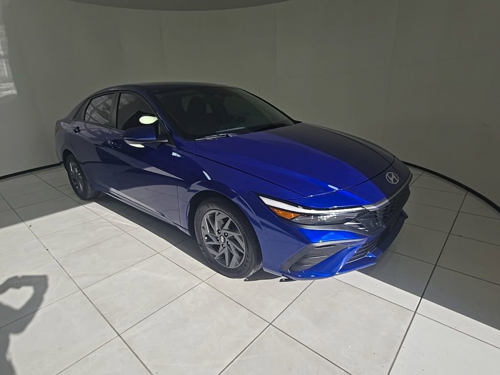 Used 2024 Hyundai Elantra SEL image 3