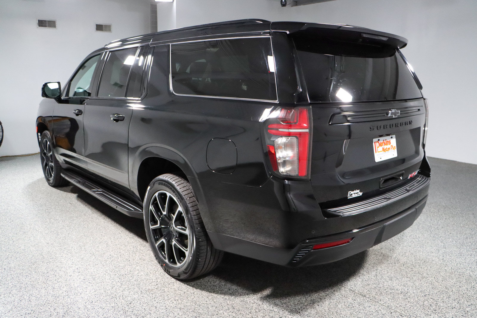 Used 2024 Chevrolet Suburban RST w/ Luxury Package AWD/4WD image 9