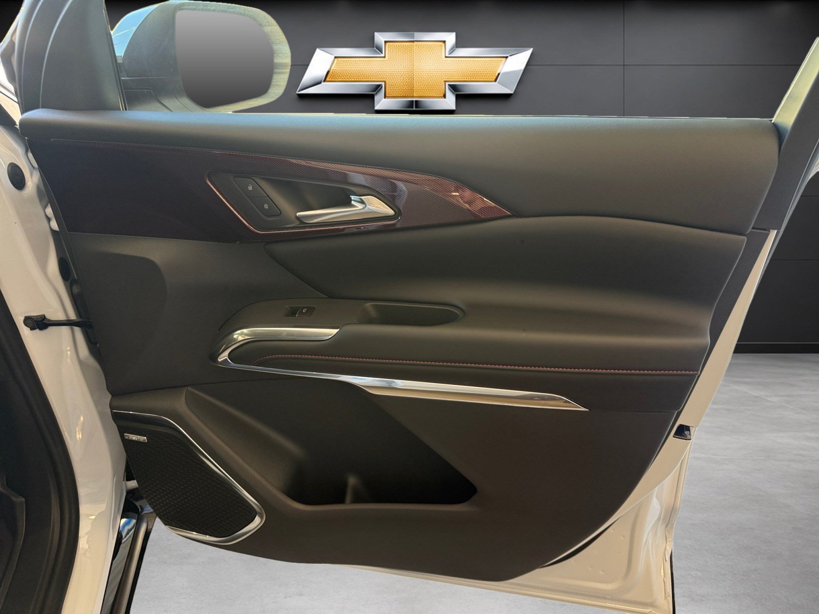 New 2027 Chevrolet Traverse RS w/ LPO, Floor Liner Package FWD image 14