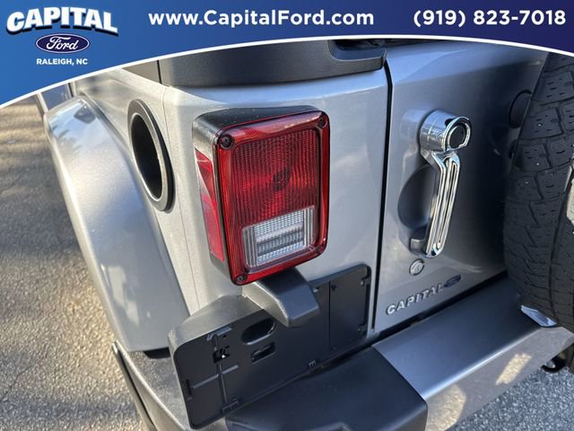 Used 2018 Jeep Wrangler Sahara w/ Dual Top Group image 15