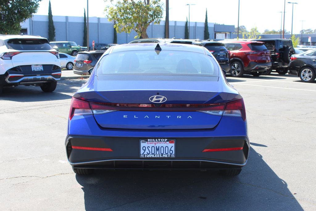 Used 2025 Hyundai Elantra SE image 8