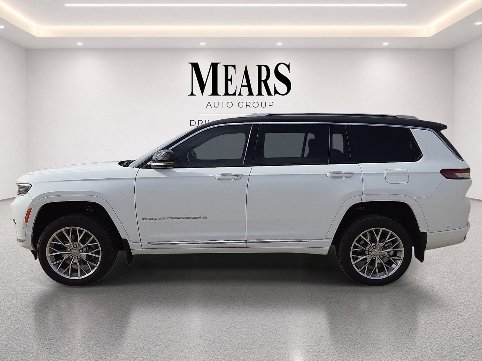 Used 2023 Jeep Grand Cherokee L Summit w/ MOPAR Finishing Package AWD/4WD image 2