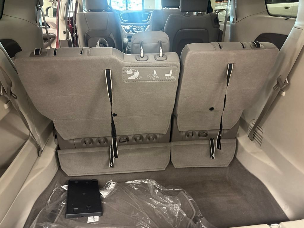 Used 2017 Chrysler Pacifica Touring Plus w/ Tire & Wheel Group FWD image 30