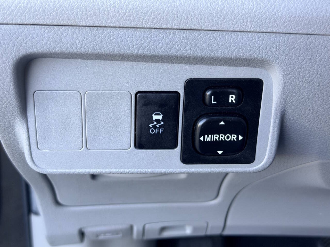 Used 2010 Toyota Corolla LE w/ All Weather Guard Pkg FWD image 4
