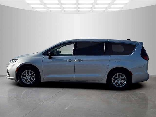 Certified 2024 Chrysler Pacifica Touring-L image 4
