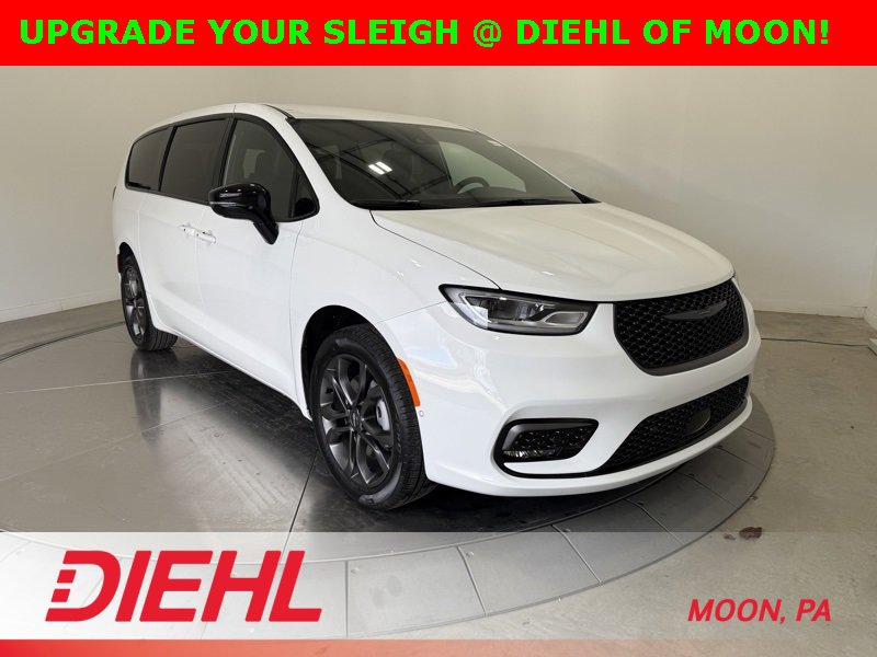 New 2026 Chrysler Pacifica Select