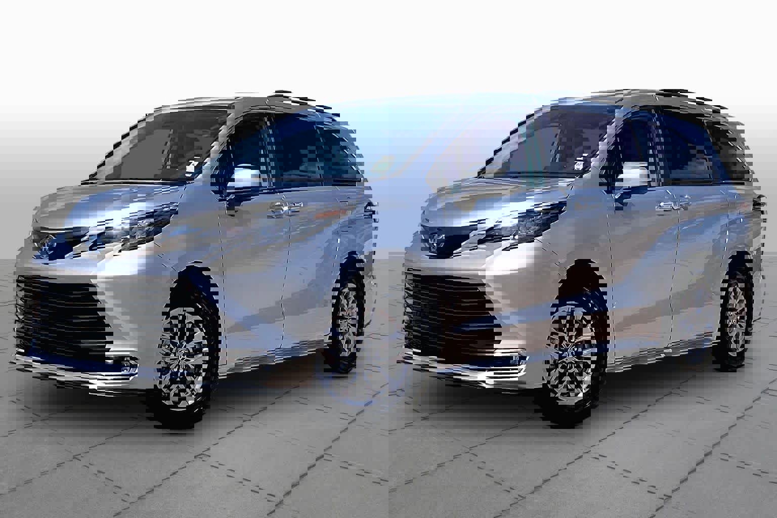 Used 2024 Toyota Sienna XLE FWD image 2