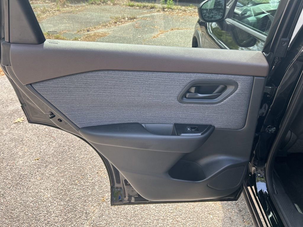 Used 2023 Nissan Rogue S image 23