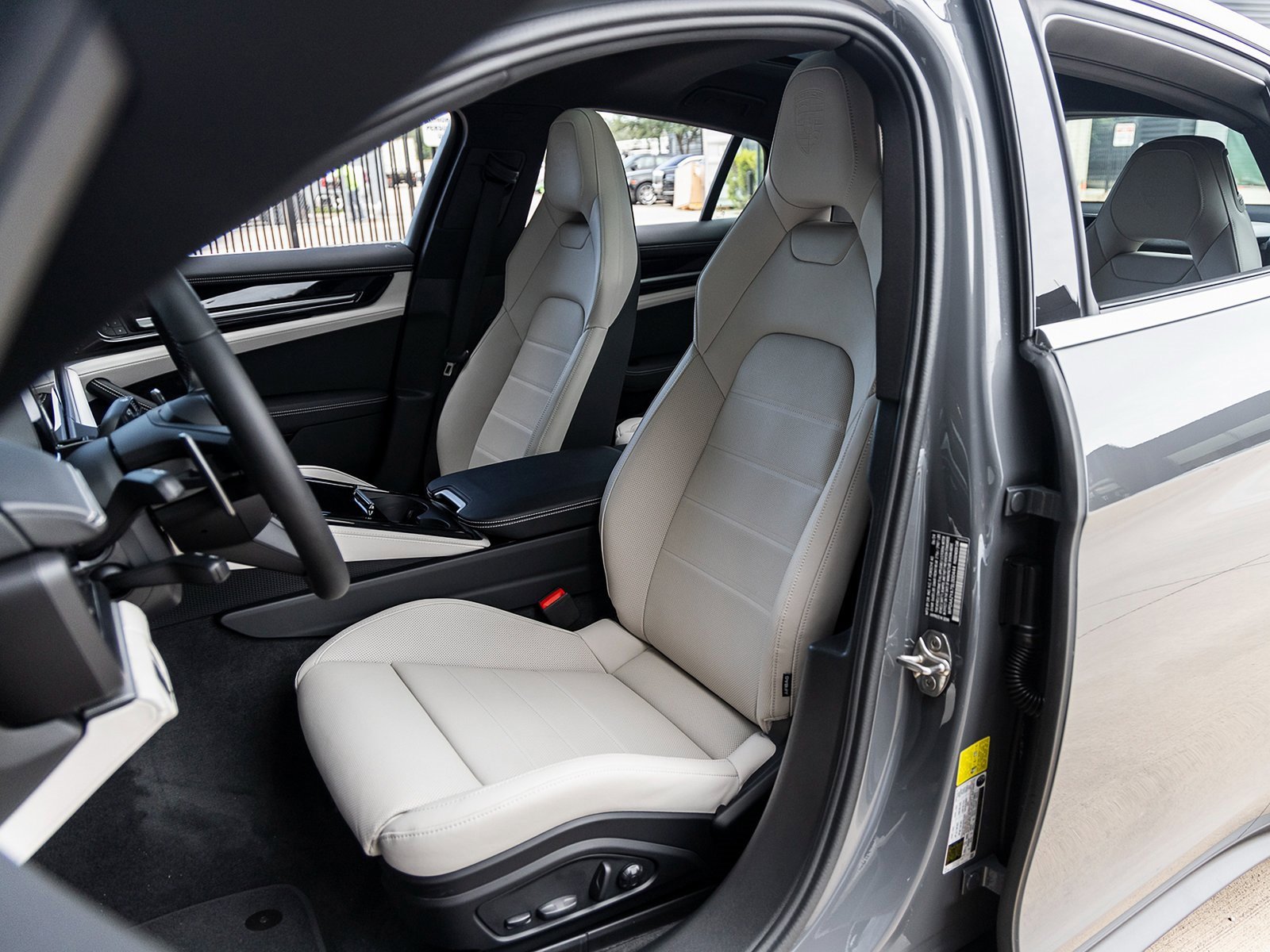 Certified 2025 Porsche Panamera 4 image 5