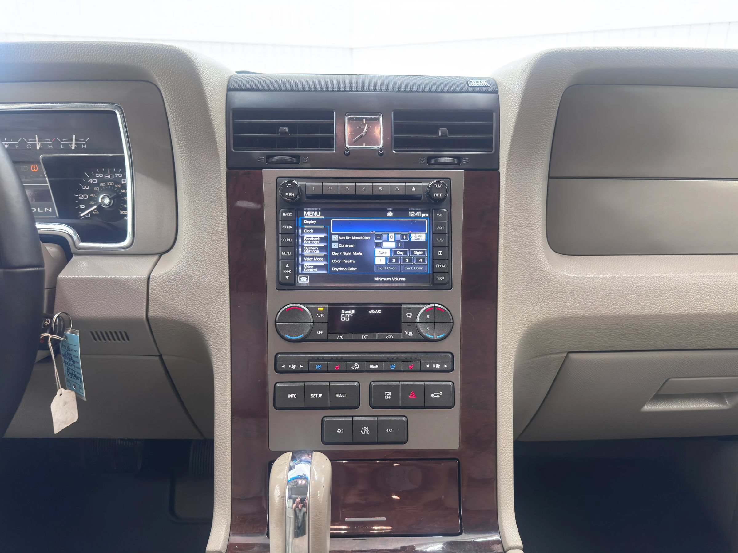 Used 2014 Lincoln Navigator 4WD image 19