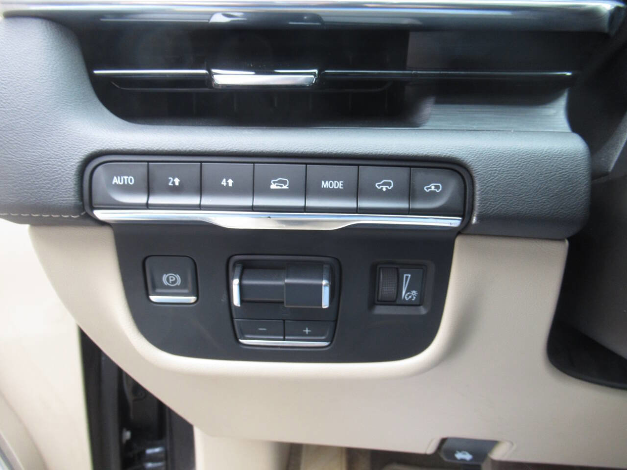 Used 2021 Cadillac Escalade Premium Luxury w/ Driver Assist Tech Package image 26