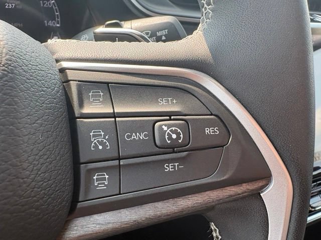 Used 2023 Jeep Grand Cherokee Limited AWD/4WD image 31