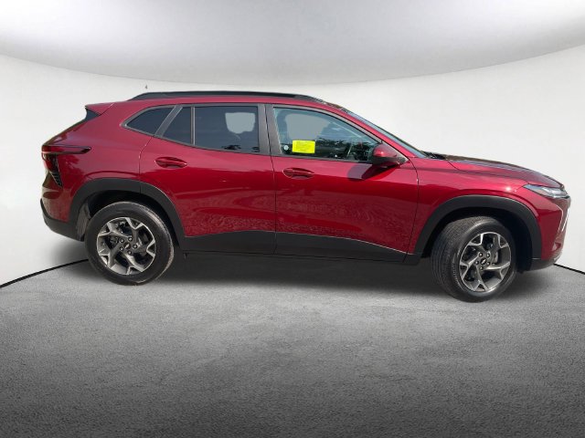 Used 2025 Chevrolet Trax LT w/ LT Convenience Package FWD image 17
