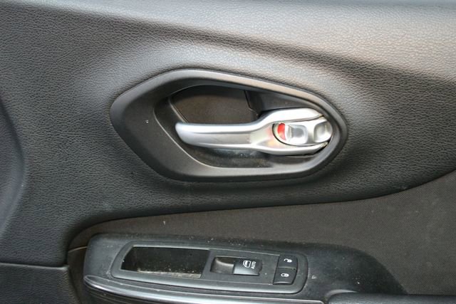 Used 2014 Jeep Cherokee Altitude w/ Cold Weather Group image 9