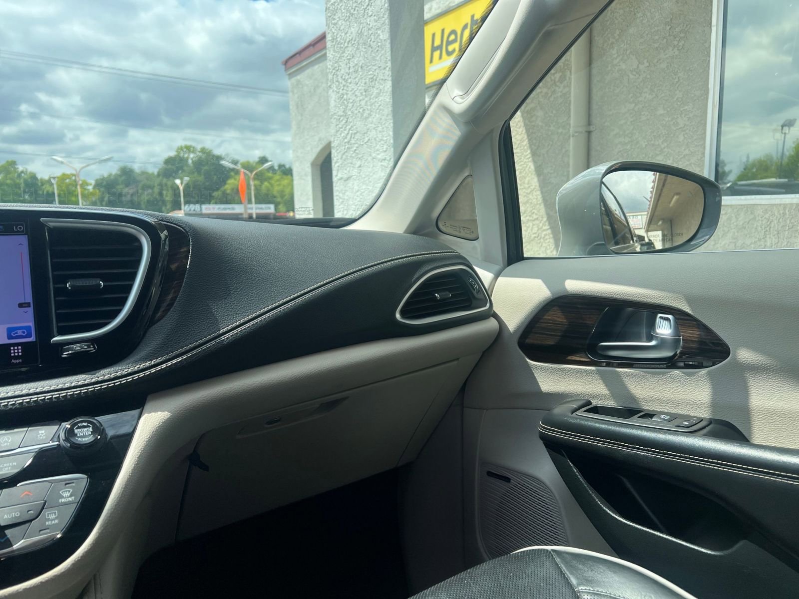 Used 2022 Chrysler Pacifica Limited FWD image 40