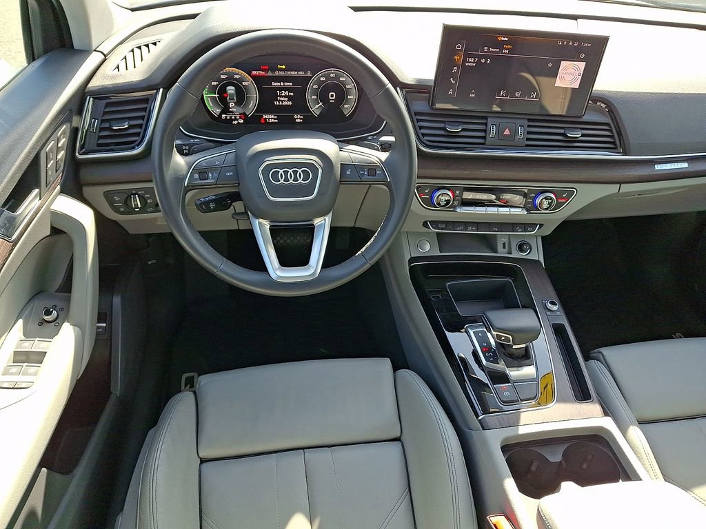 Used 2023 Audi Q5 e Premium w/ Convenience Package image 4