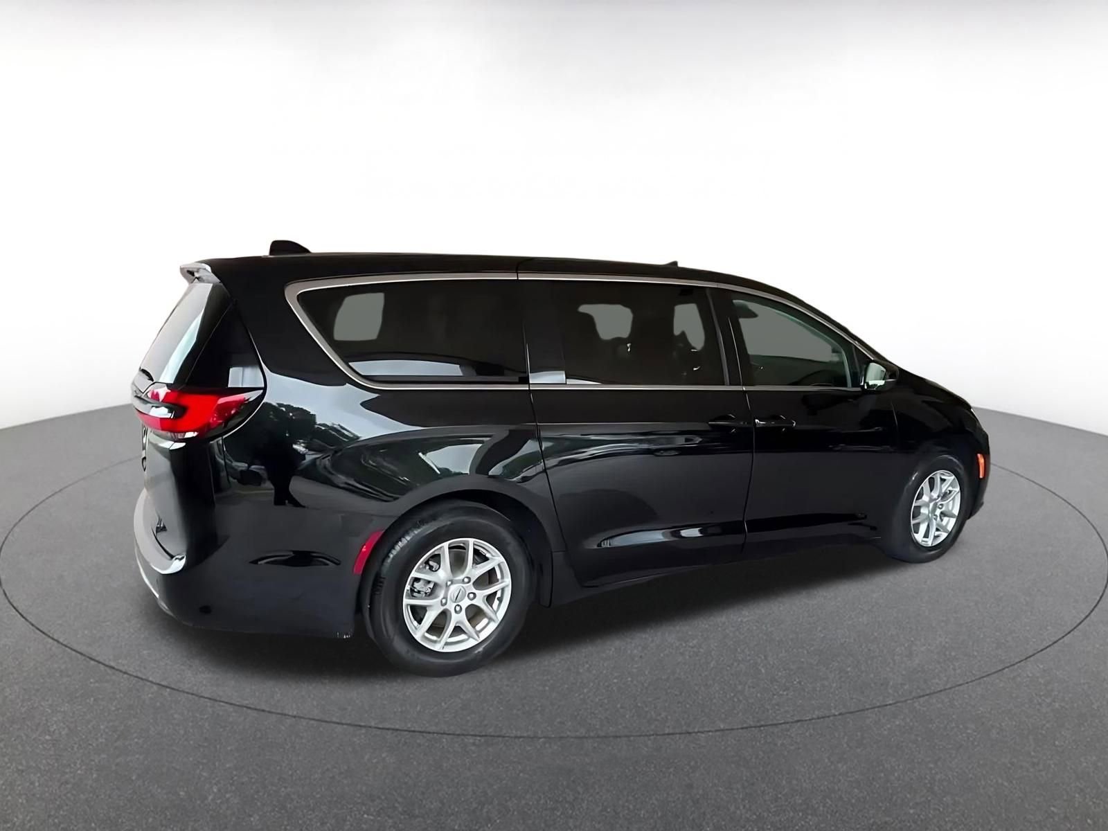 Used 2024 Chrysler Pacifica Touring-L FWD image 15