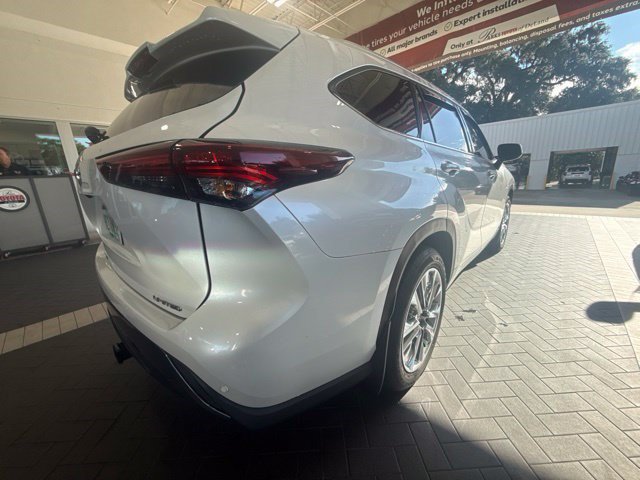 Used 2024 Toyota Highlander Limited FWD image 4