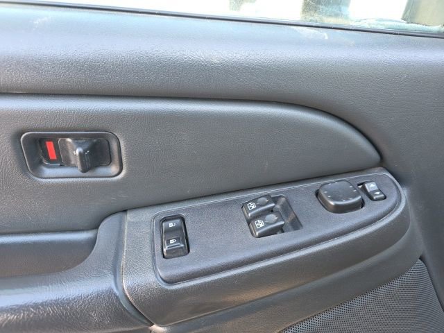 Used 2005 Chevrolet Silverado 2500 LS w/ Skid Plate Package AWD/4WD image 9