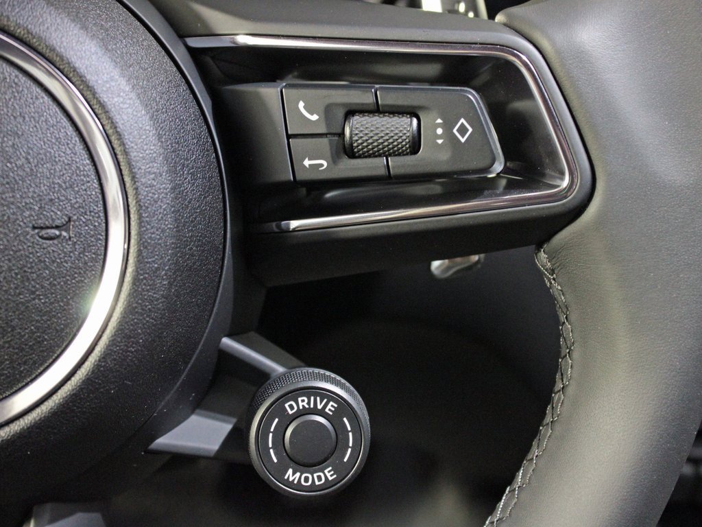 Used 2025 Porsche Macan image 24