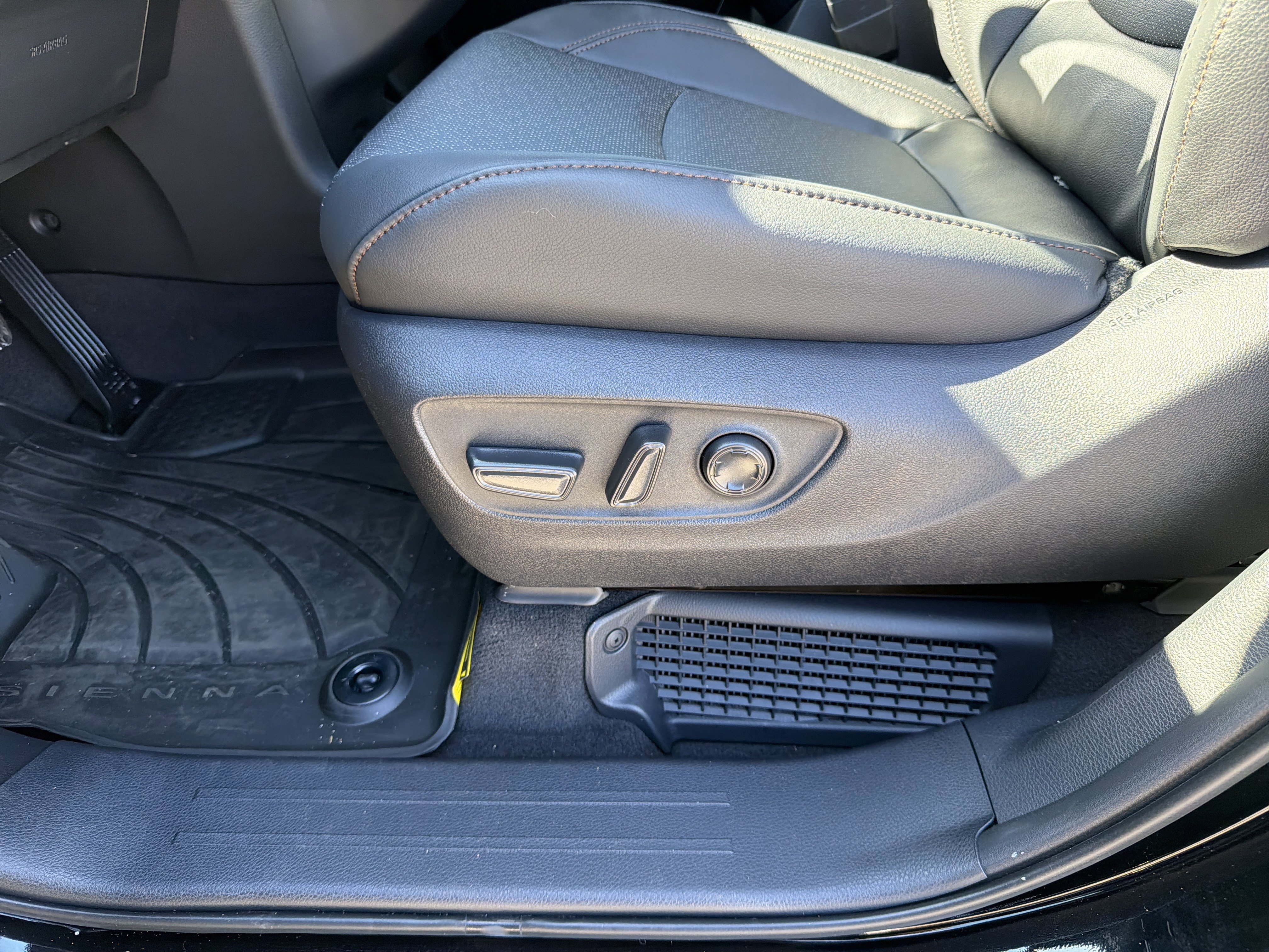 New 2026 Toyota Sienna Limited image 10