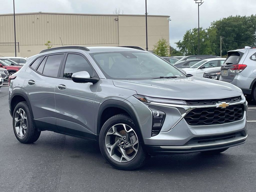 Used 2024 Chevrolet Trax LT w/ Driver Confidence Package FWD image 1