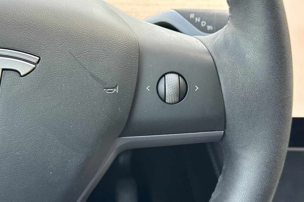 Used 2024 Tesla Model Y 2WD image 29