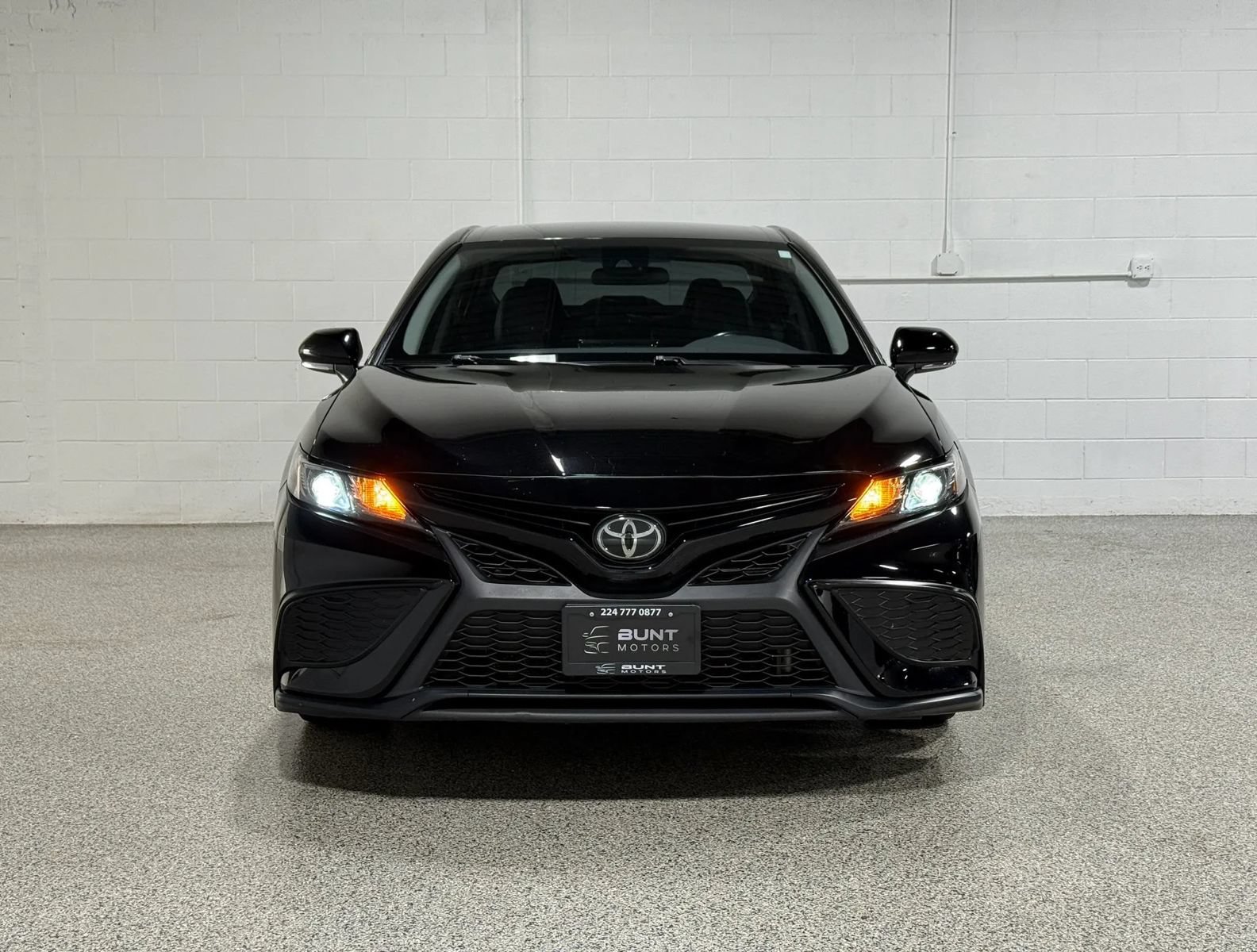 Used 2022 Toyota Camry SE FWD image 3