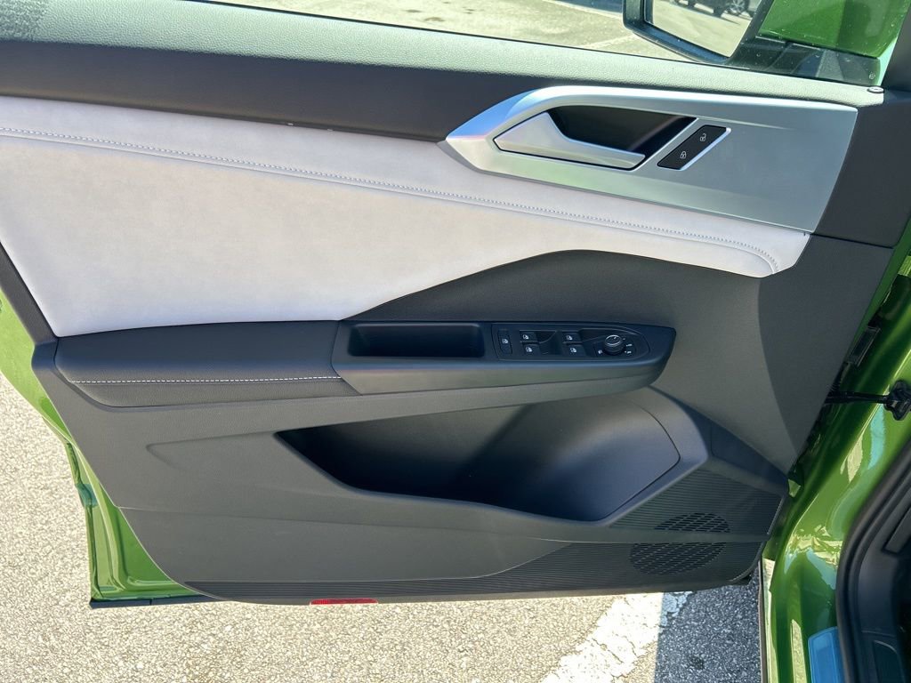 Used 2025 Volkswagen Taos SE image 11