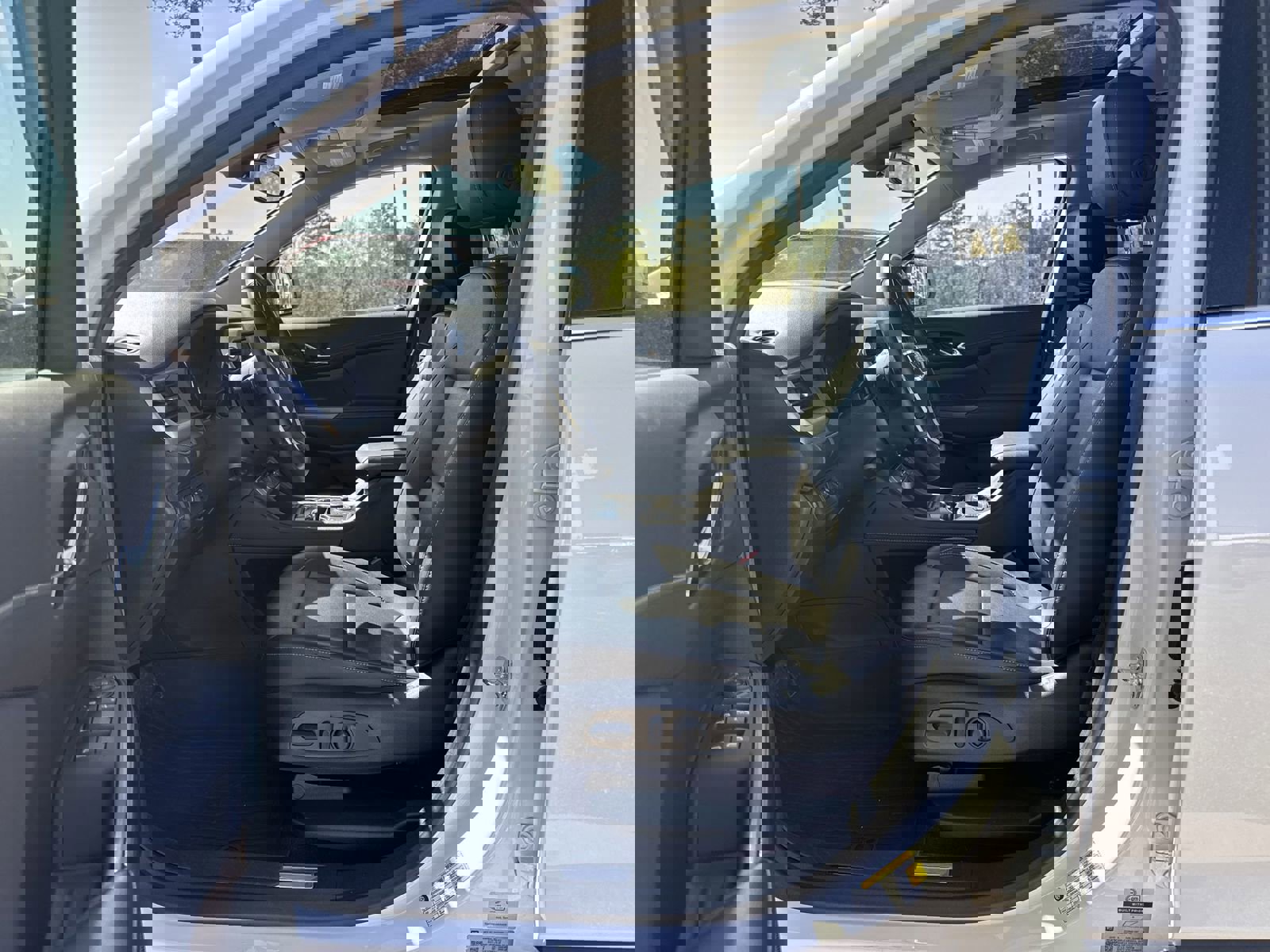 Used 2023 GMC Acadia SLT w/ Technology Package image 16