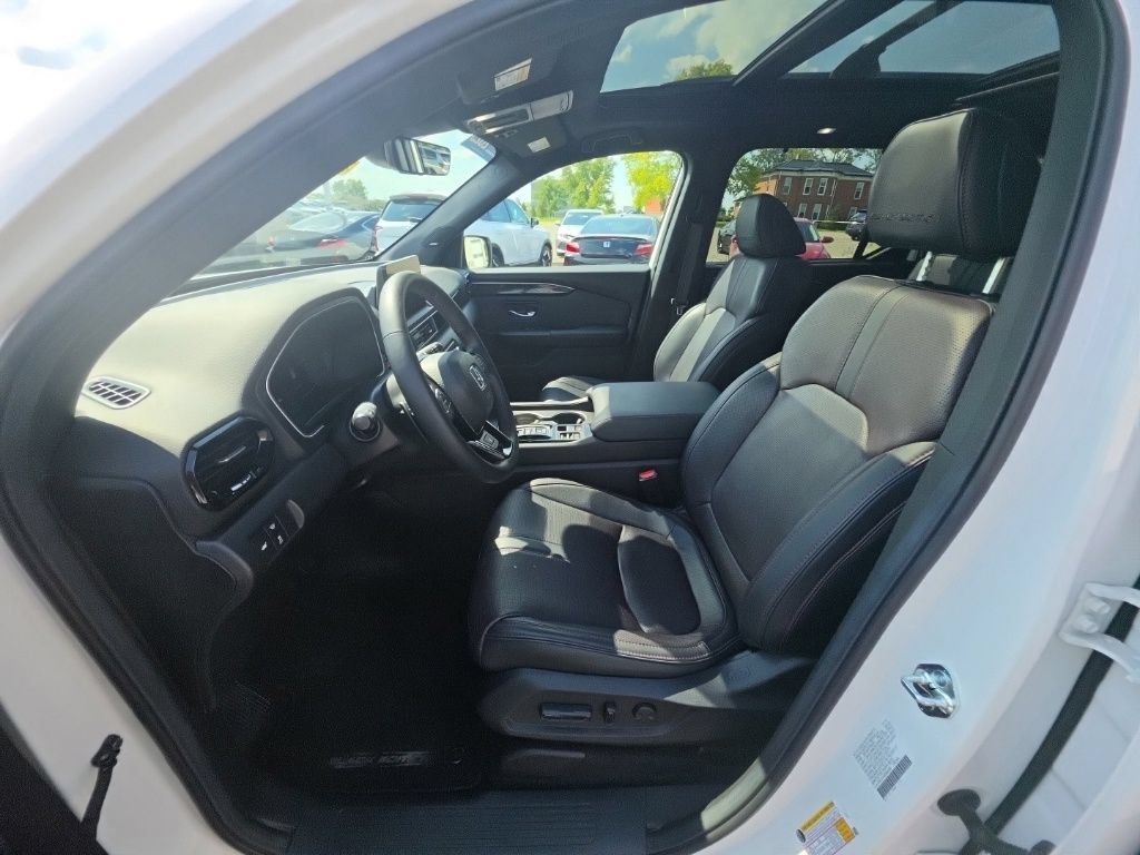 Certified 2025 Honda Pilot Black Edition image 14