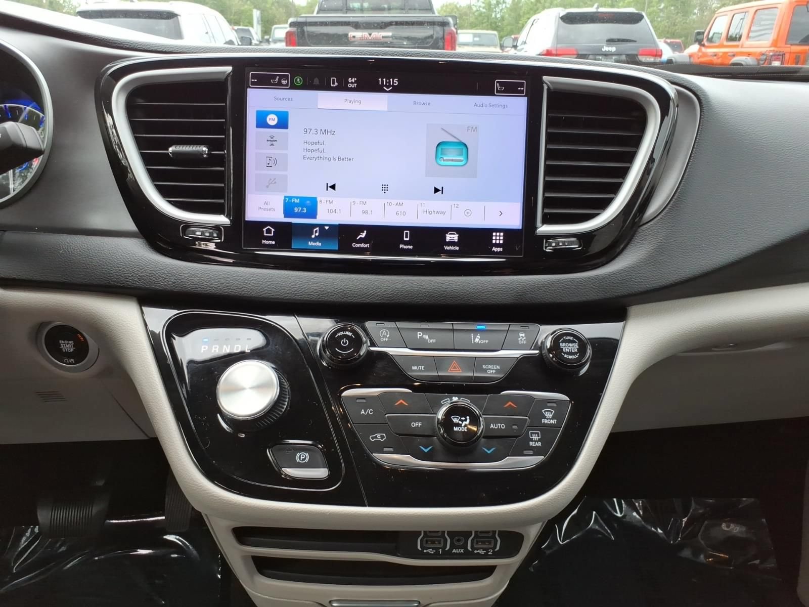 Used 2023 Chrysler Pacifica Touring-L FWD image 21