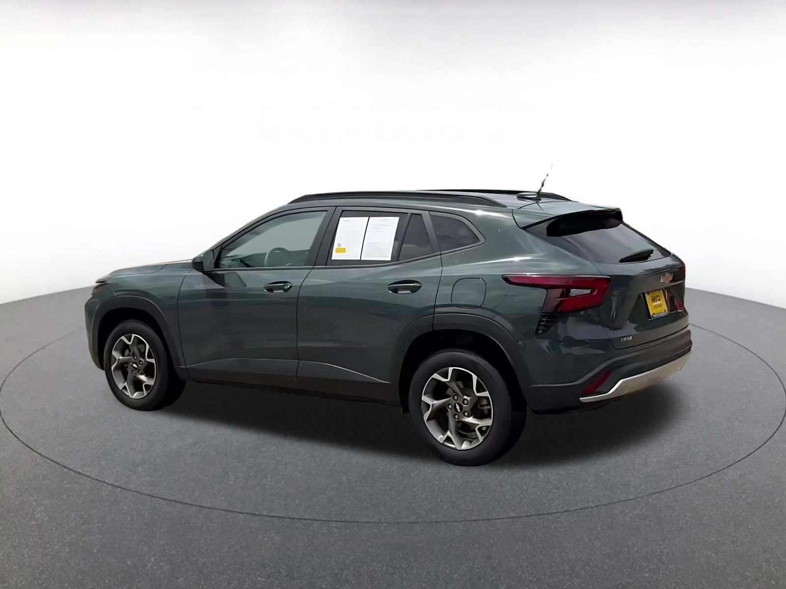 Used 2025 Chevrolet Trax LT FWD image 10