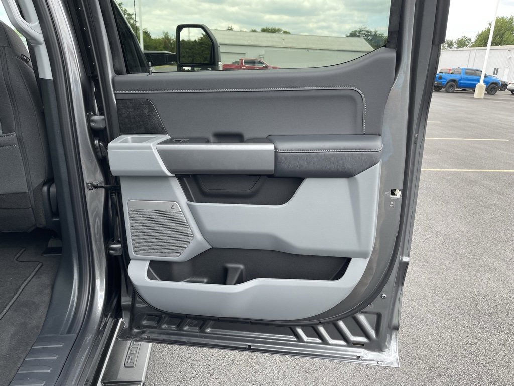 New 2026 Ford F350 4x4 Crew Cab DRW Super Duty image 15