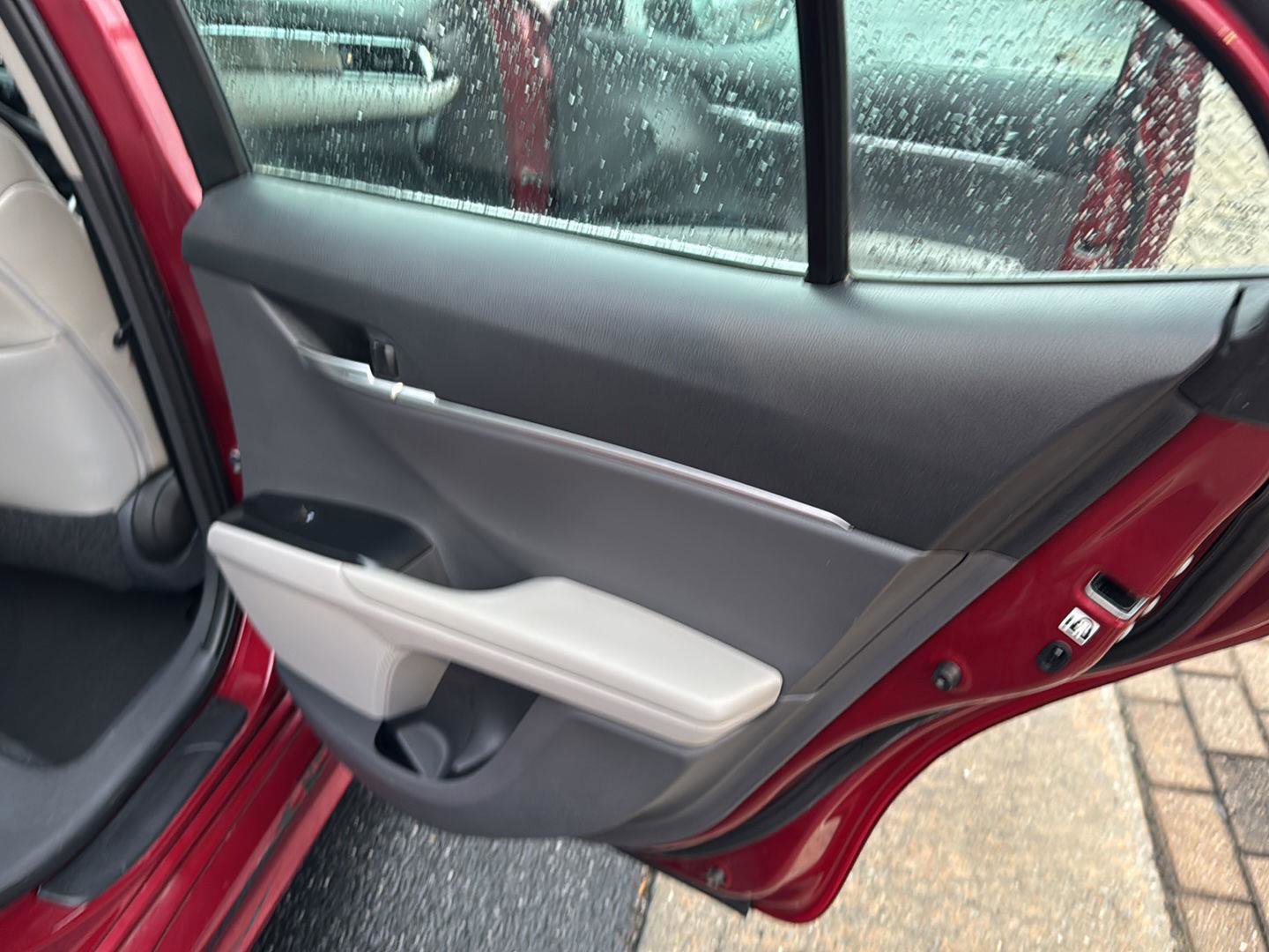 Used 2018 Toyota Camry SE w/ Convenience Package image 13