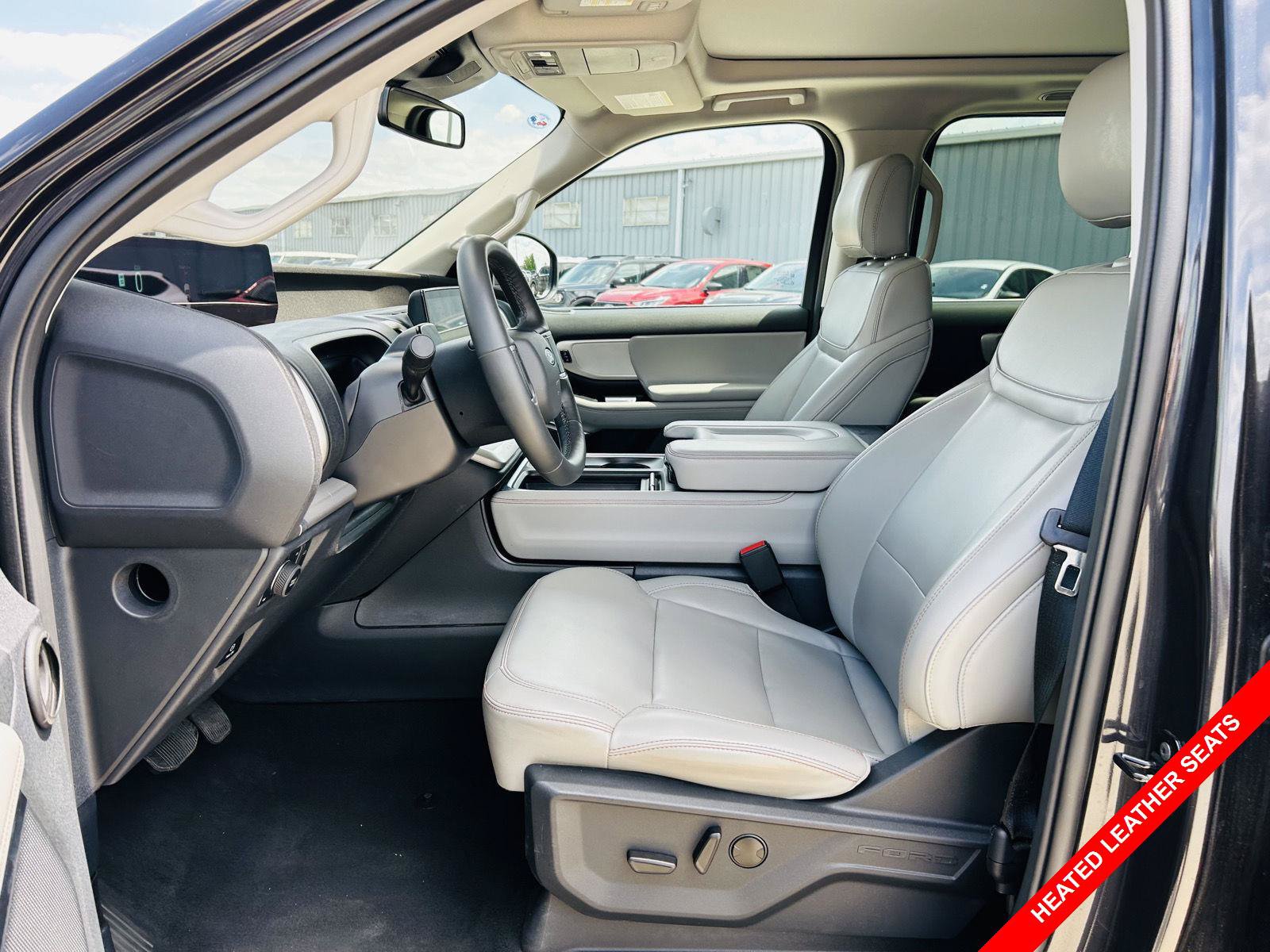 Used 2025 Ford Expedition Active AWD/4WD image 3